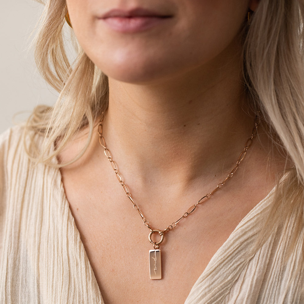 PURELEI Power Charm Anhänger in Roségold, rechteckig mit Power-Schriftzug, elegant und feminin getragen am Hals