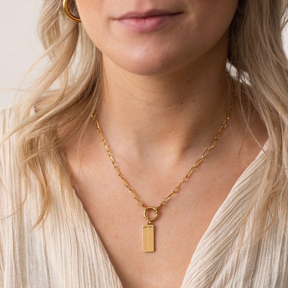 POWER CHARM Anhänger aus 18K Gold Edelstahl, gravierter Schriftzug, elegant am Hals getragen, PURELEI Design