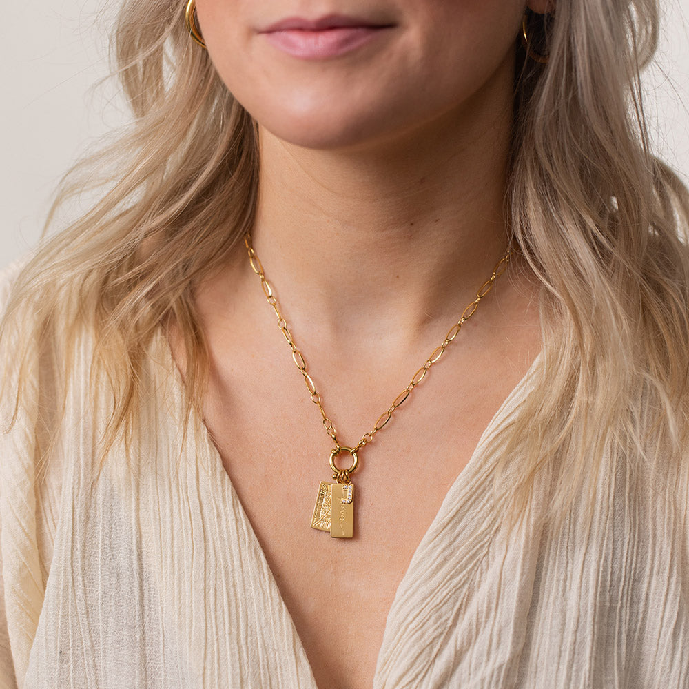 Power Charm Anhänger aus 18K Gold Edelstahl, mit kraftvollem Schriftzug, elegante feminine PURELEI Ästhetik.