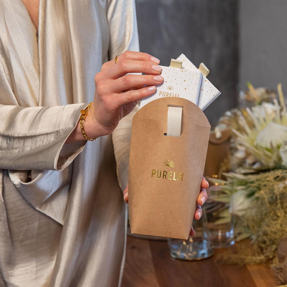 PURELEI Geschenkverpackung Basic aus braunem Kraftpapier mit goldener Prägung und cremeweißem Band, elegant gestaltet.