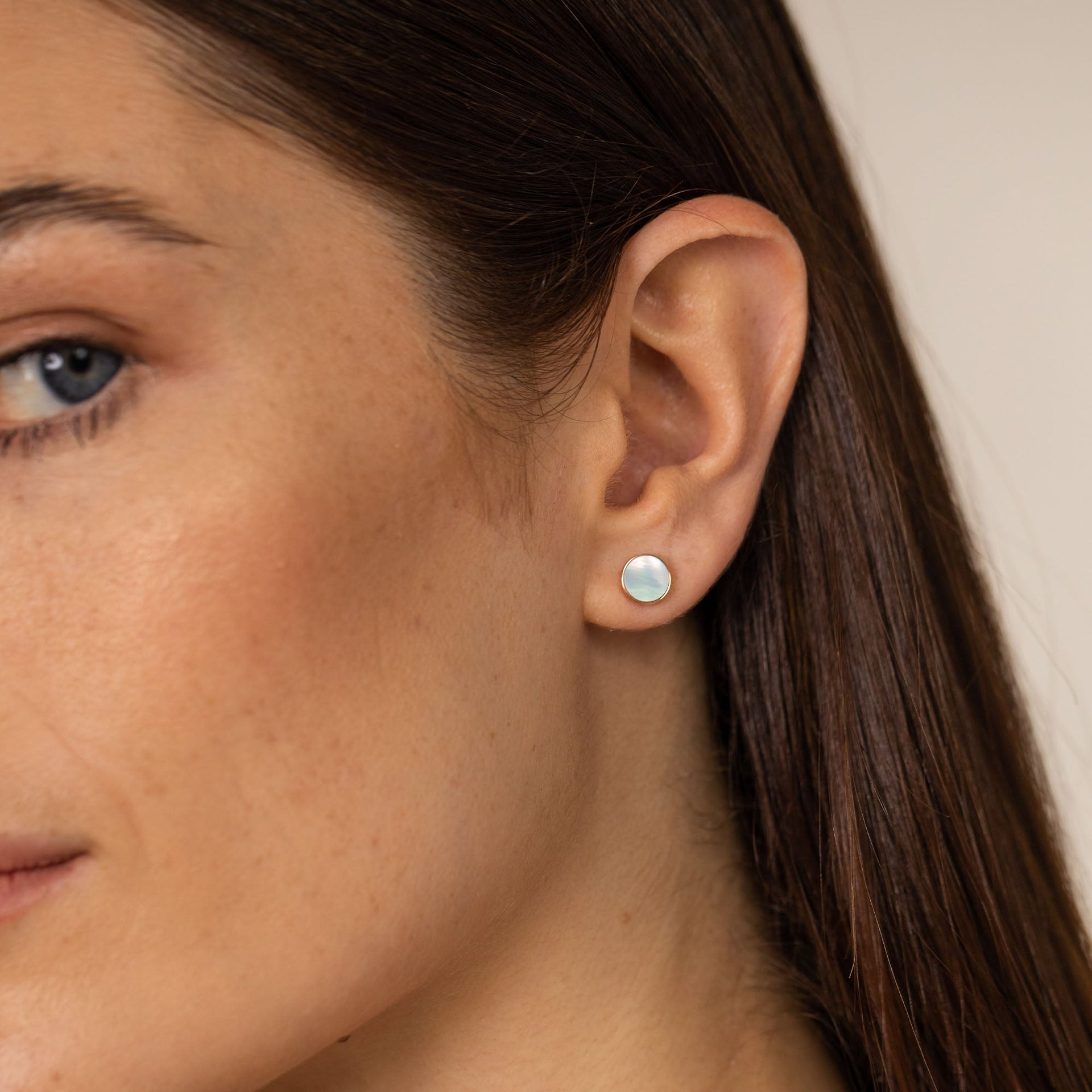 Weiße Perlmutt-Ohrringe White Gloss von PURELEI, 8 mm, goldfarben, elegant und nickelfrei getragen.