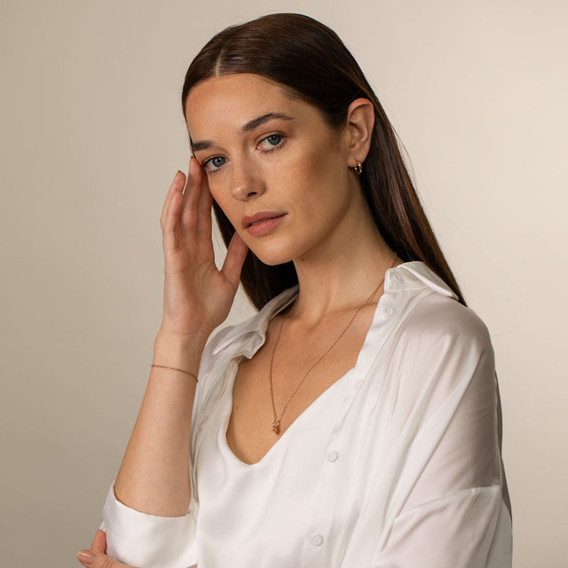 Zarte Brave Kette in Gold mit Herz- und Zirkonia-Anhänger, elegant getragen, PURELEI Inspiration für feminine Leichtigkeit.