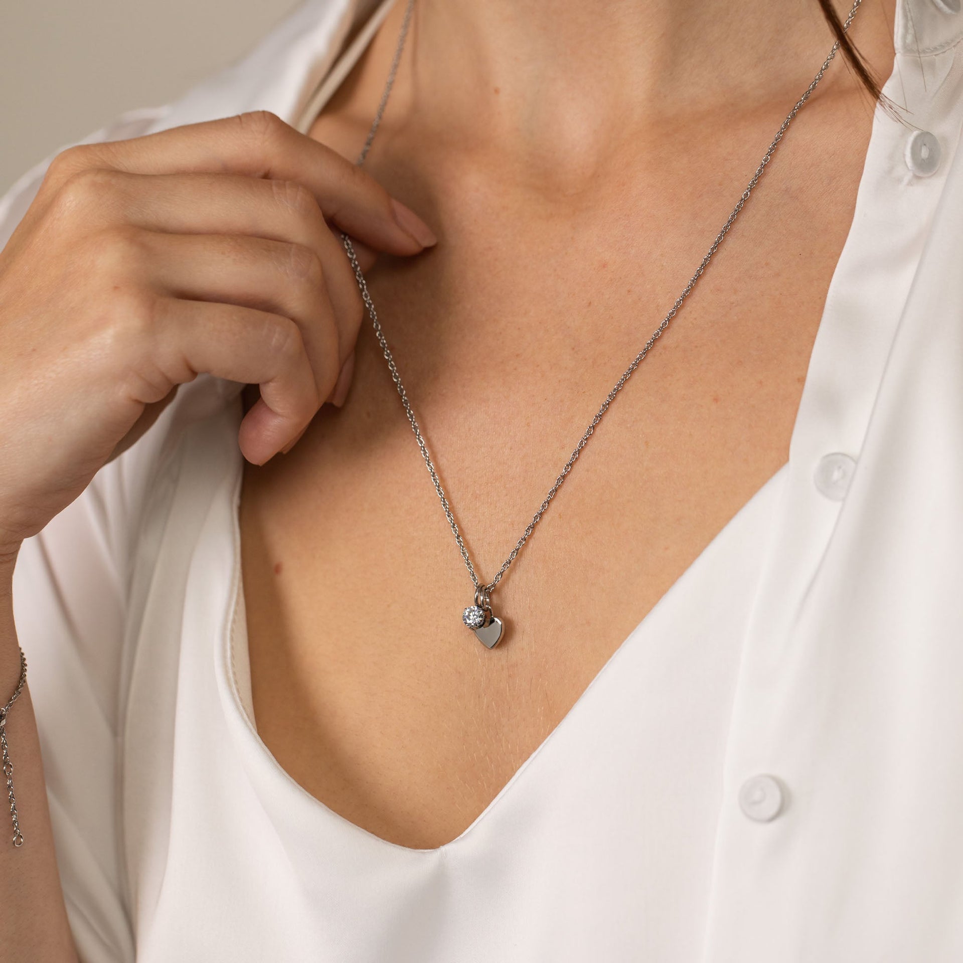 PURELEI Brave Kette aus nickelfreiem Silber mit Herz und Zirkonia-Anhänger, elegant am Dekolleté getragen.