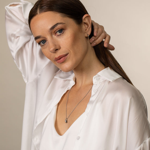 Brave Kette aus nickelfreiem silberfarbenem Edelstahl mit Herz- und Zirkonia-Anhängern, elegant und feminin.