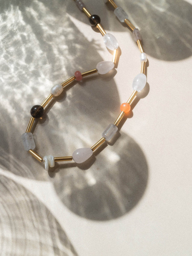 PURELEI Kette aus bunten Steinen und goldfarbenen Elementen, elegant und modern.