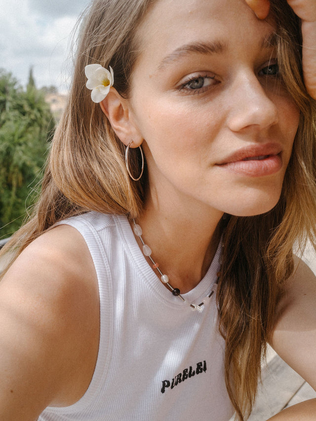 Silberne Creolen und bunte Kette, getragen mit Aloha-Vibes, PURELEI inspiriert.