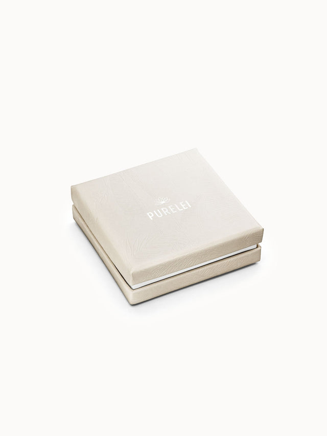 Schlichte PURELEI Schmuckbox in Cremeweiß mit feiner Prägung, elegant und perfekt für He Nui Ohrringe.