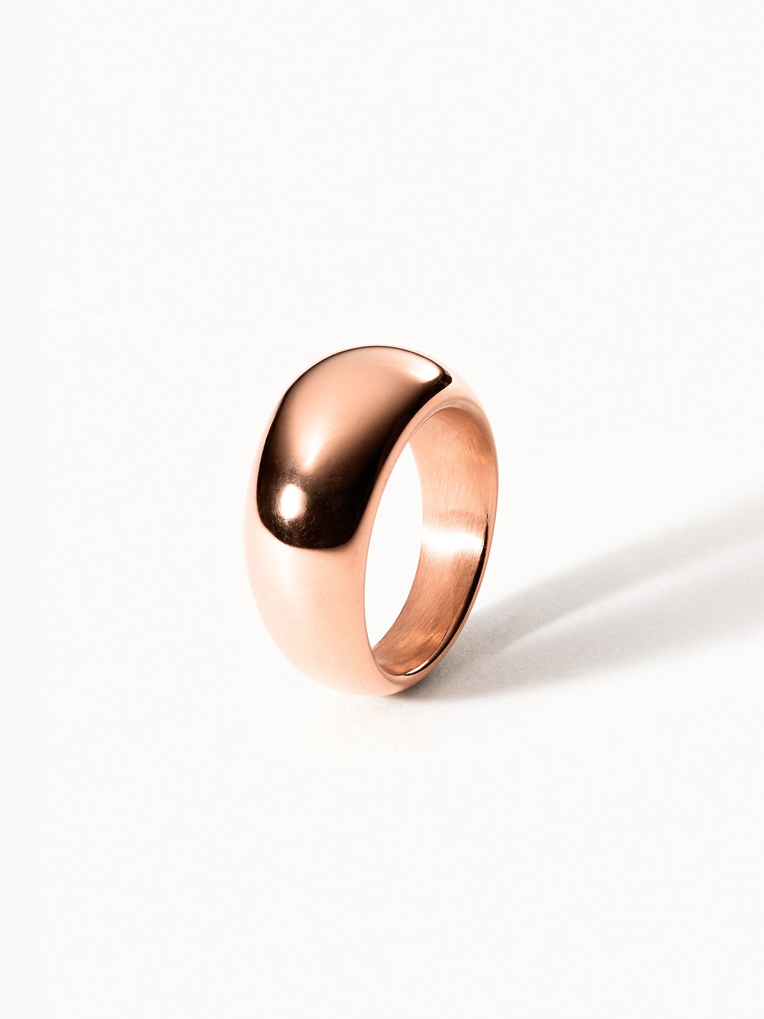 PURELEI Kumu O Ring in glänzendem 18K Roségold, schlicht und elegant auf hellweißem Hintergrund inszeniert.