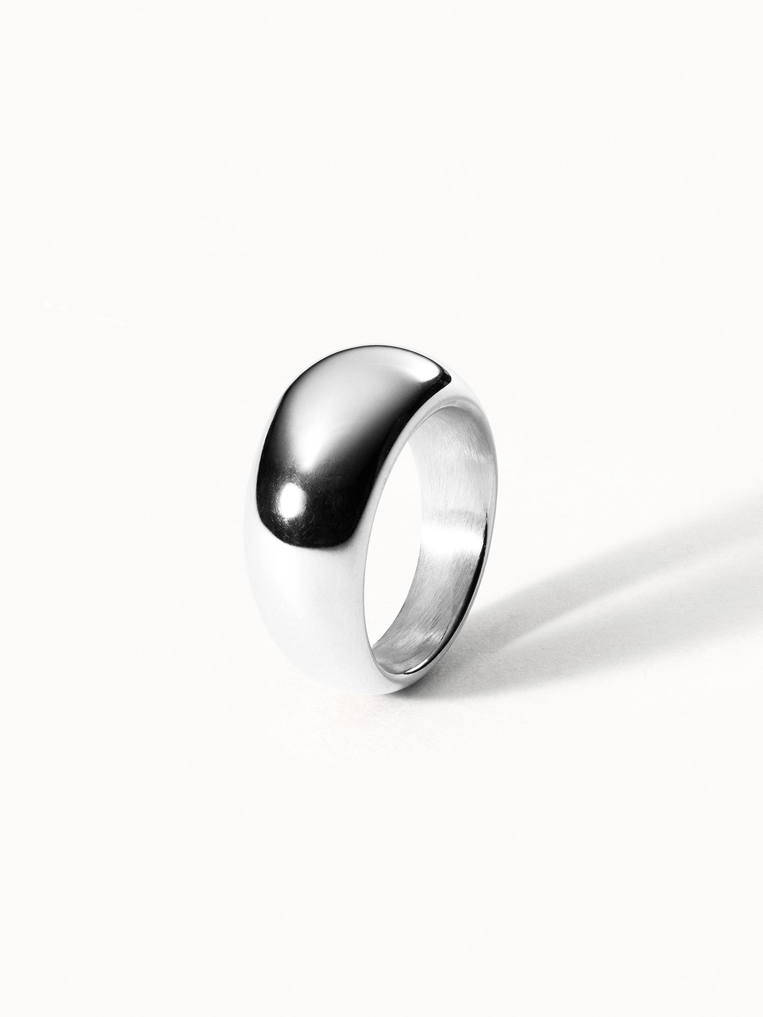 Kumu O Ring aus nickelfreiem Silber, glänzend, schlichtes Design, inszeniert auf weißem Hintergrund – PURELEI Eleganz.