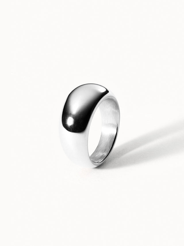 Kumu O Ring aus nickelfreiem Silber, glänzend, schlichtes Design, inszeniert auf weißem Hintergrund – PURELEI Eleganz.
