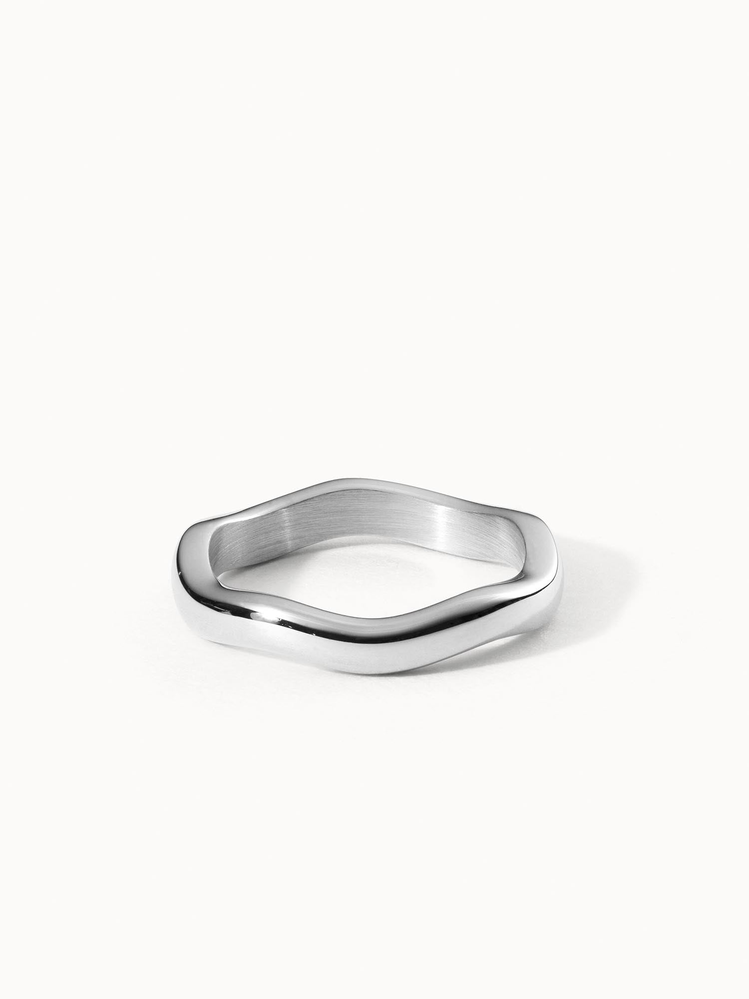 PURELEI Nakuna Ring aus nickelfreiem Silber mit sanft geschwungener Form, minimalistisch und elegant inszeniert.