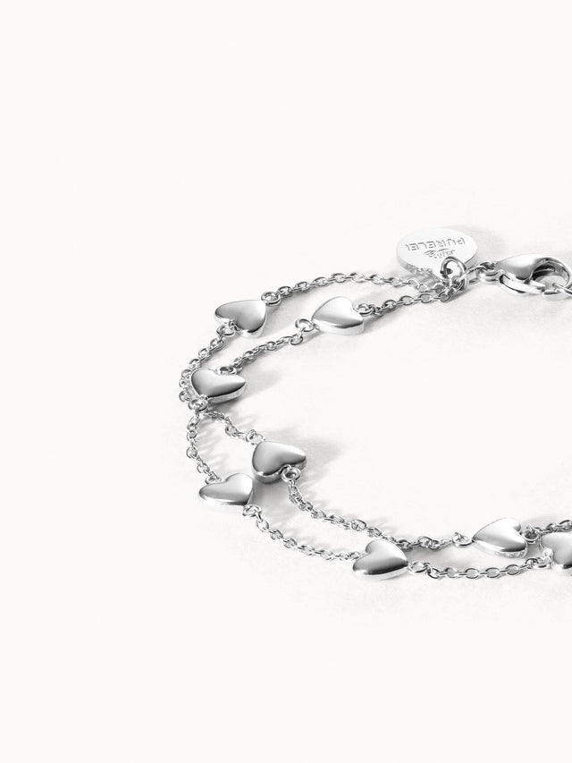 Alohi Heart Armband aus nickelfreiem Silber mit zarten Herzen, elegant inszeniert auf weißem Hintergrund von PURELEI