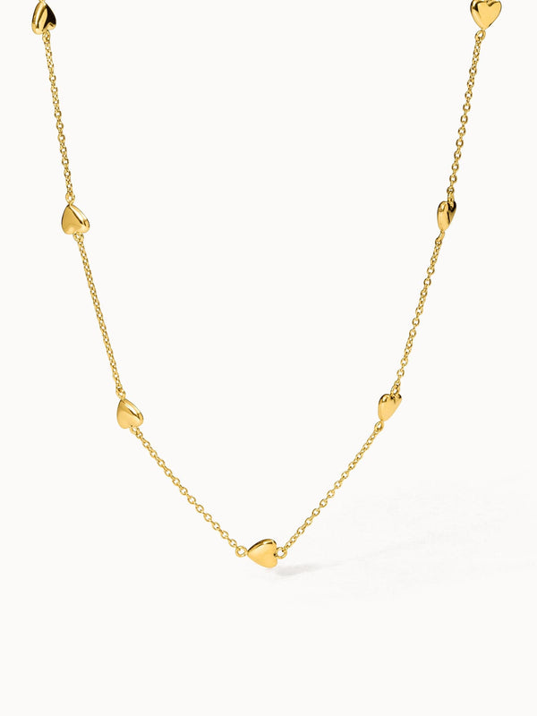 Zarte Alohi Heart Kette aus 18K vergoldetem Edelstahl mit kleinen Herzen, elegant und feminin, PURELEI Schmuck.