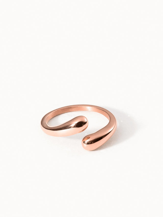 Ohui Ring von PURELEI in Roségold mit tropfenförmigen Enden, schlicht, elegant und nickelfrei gestaltet.