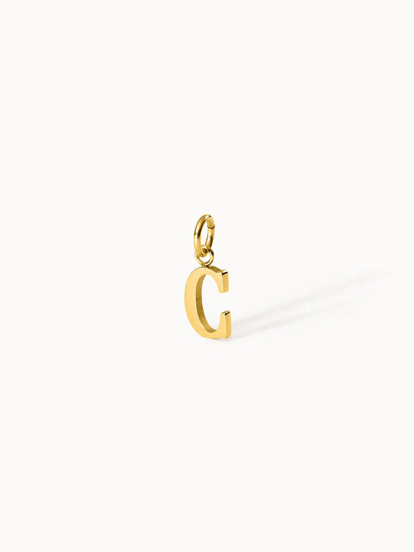 PURELEI Pure C Charm Anhänger aus 18K Gold Edelstahl, klar, elegant, minimalistisch und feminin inszeniert.