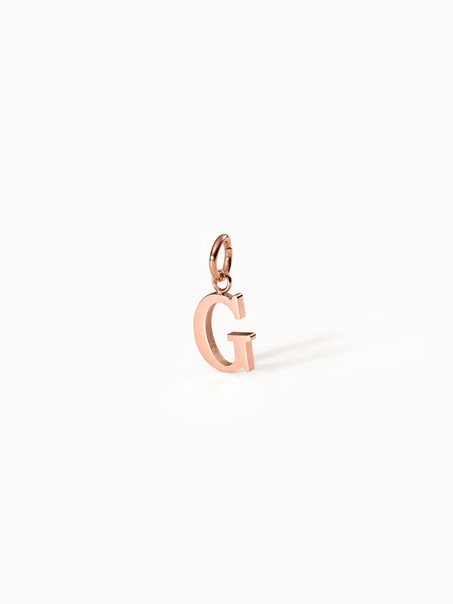 Roségoldener Buchstaben-Anhänger Pure G Charm von PURELEI, elegant minimalistisch, auf hellem Hintergrund inszeniert.