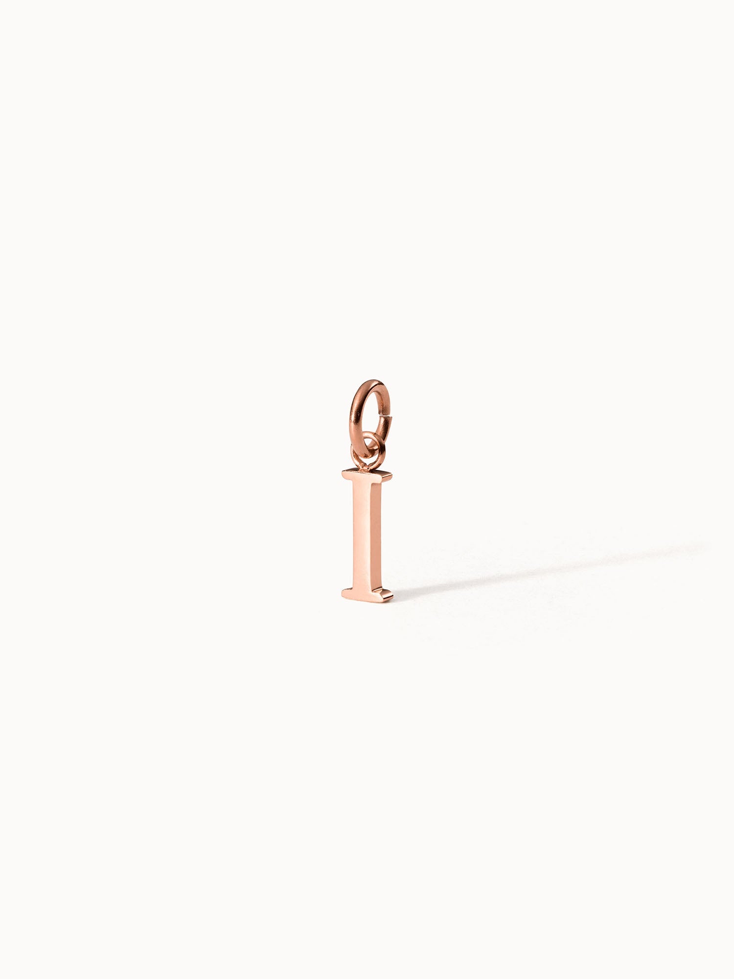 Purelei Pure I Charm in roségold, eleganter Buchstaben-Anhänger aus 18K rosévergoldetem Edelstahl, minimalistisch und feminin.