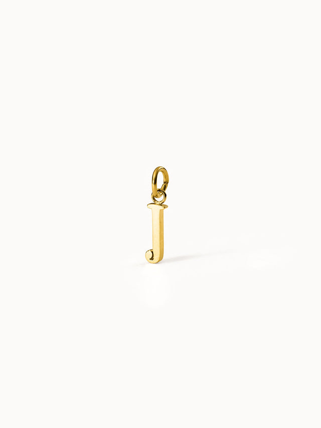 PURELEI Pure J Charm in 18K Gold, filigraner Buchstabenanhänger, edel und zeitlos auf weißem Hintergrund