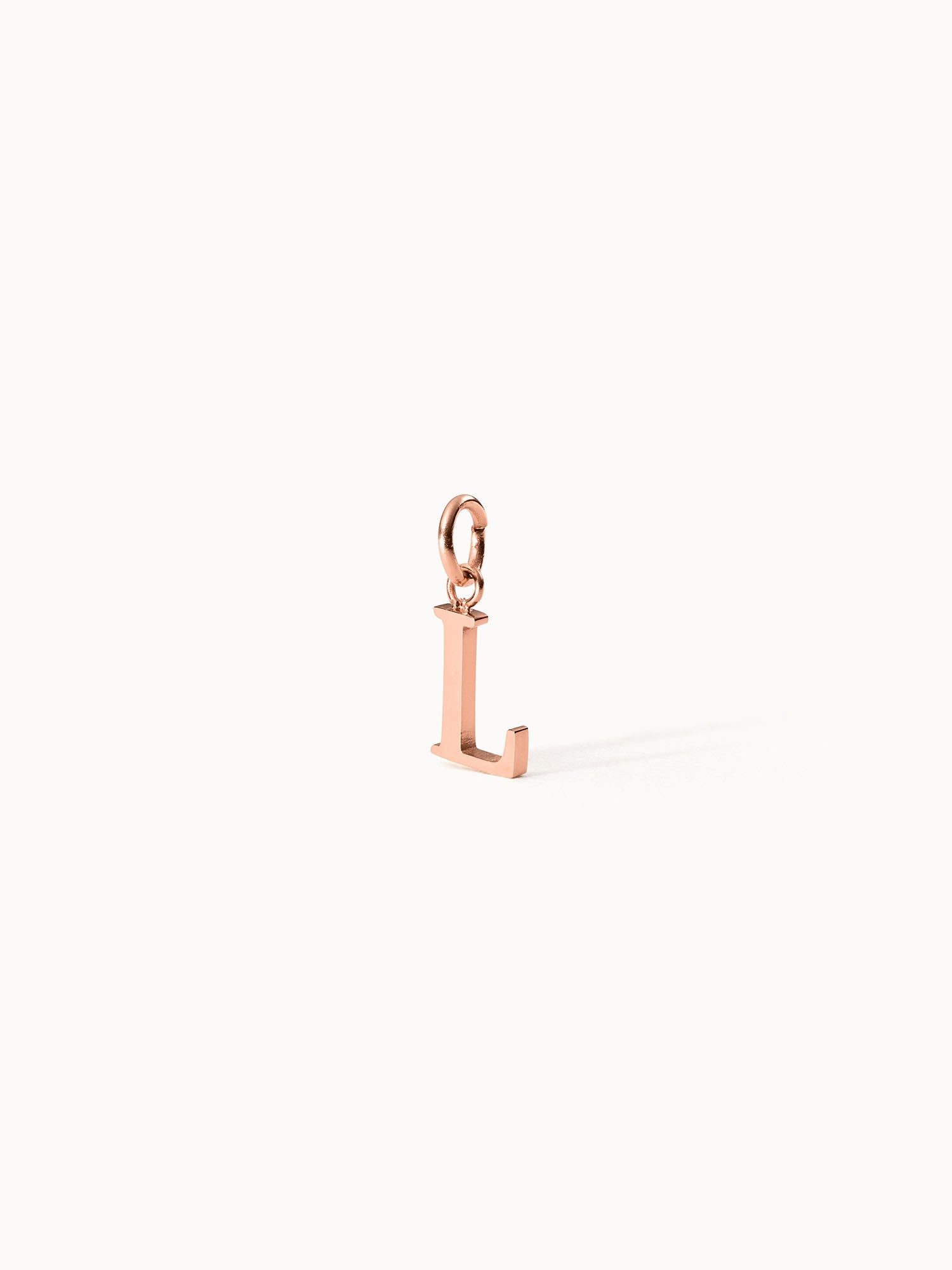 Roségoldener Pure L Charm aus 18K vergoldetem Edelstahl, minimalistisches Design auf hellem Hintergrund, elegant und zeitlos