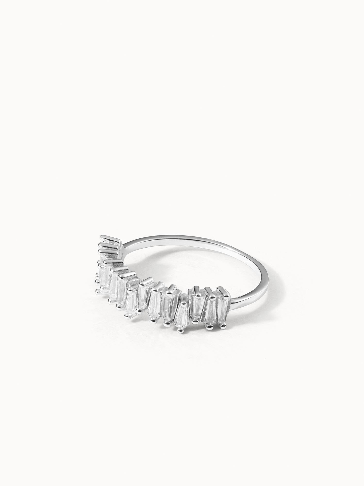 PURELEI Powder Ring aus nickelfreiem, 925 Sterling Silber mit asymmetrisch angeordneten Zirkonia-Steinen, elegant und klar.