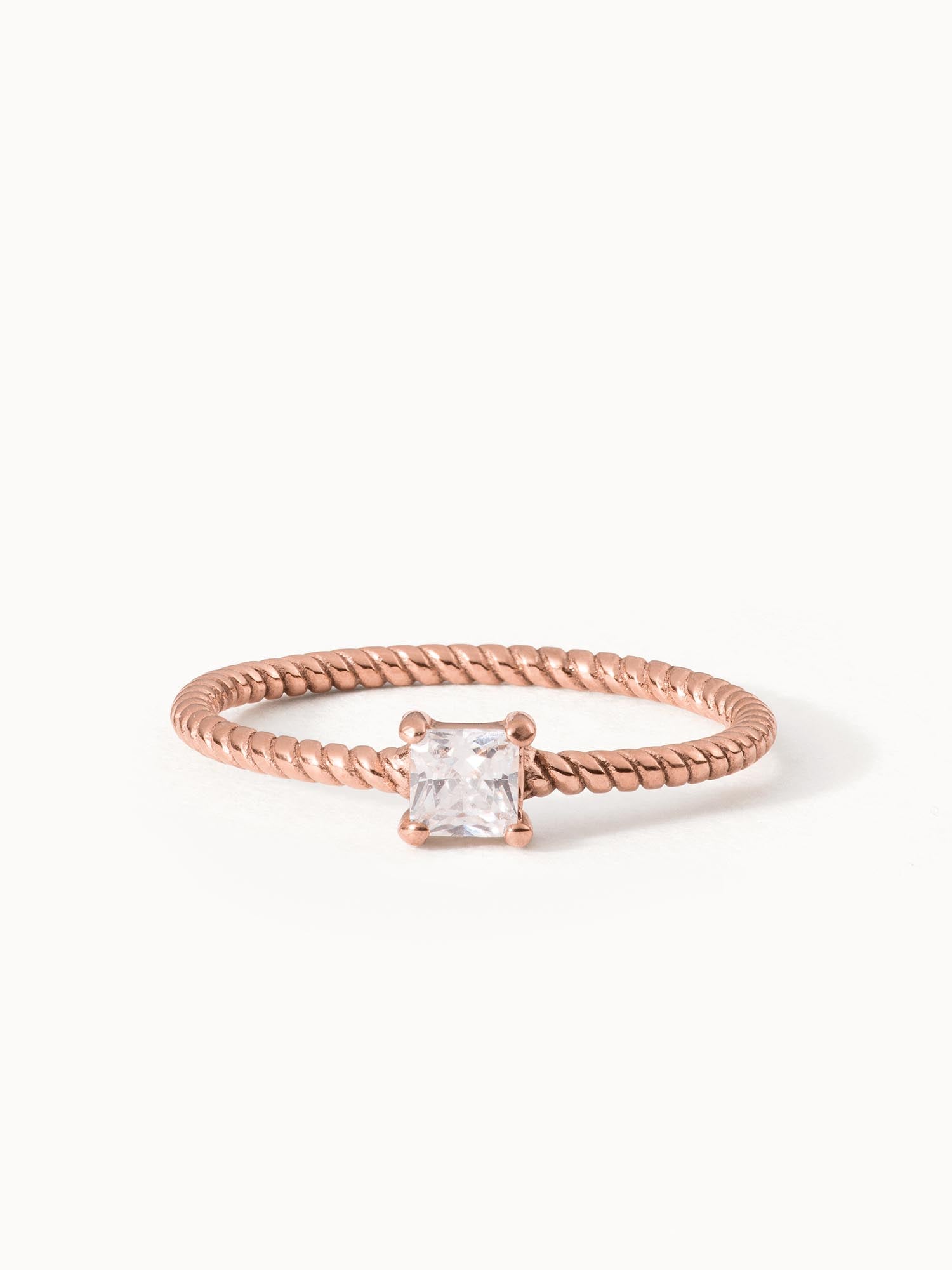 Precious Fine Ring von PURELEI, filigran gedrehtes Roségold mit weißem Zirkonia, elegant und feminin.