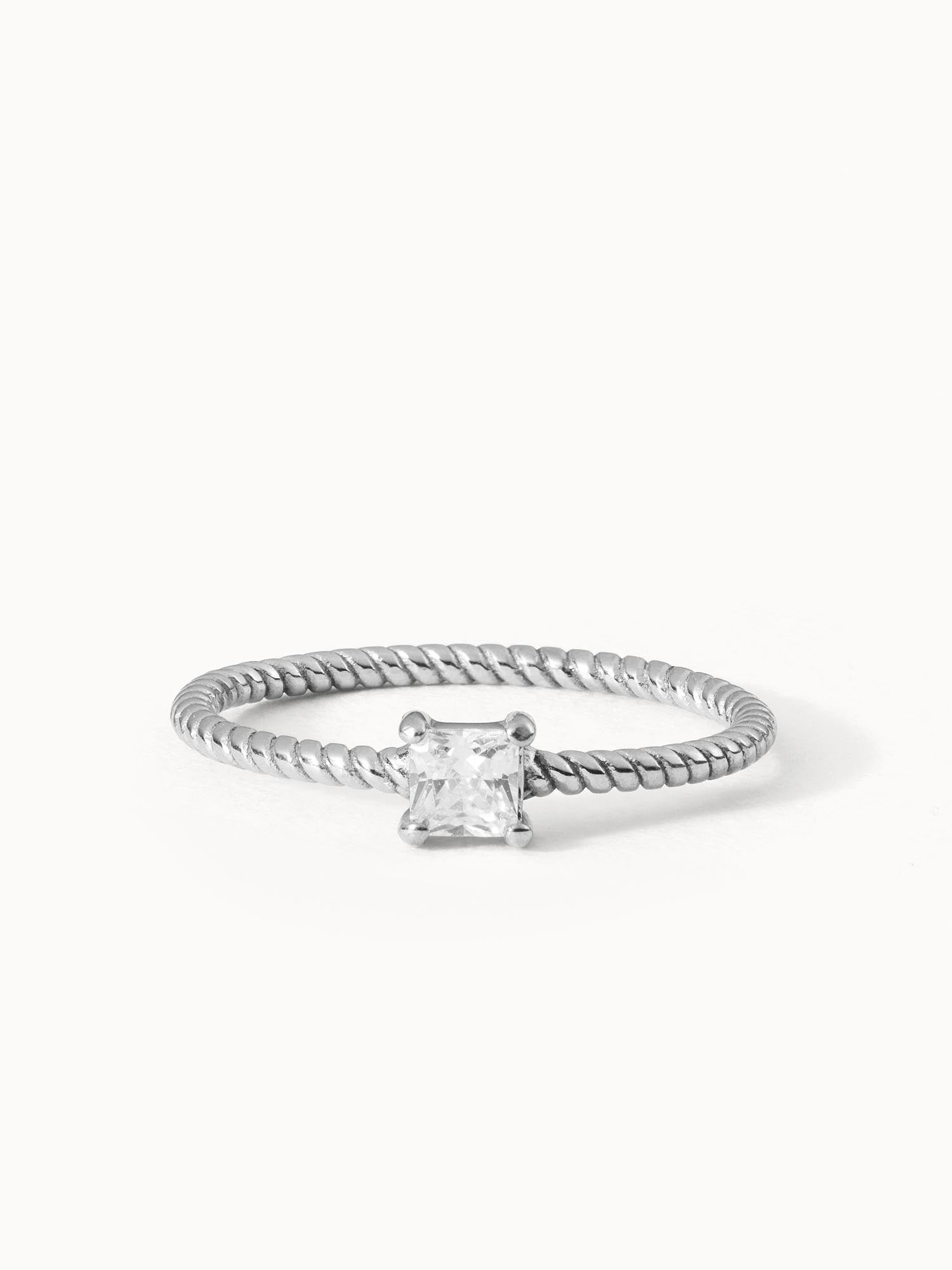 Precious Fine Ring von PURELEI aus nickelfreiem, silbernem Edelstahl mit gedrehtem Band und quadratischem Zirkonia.