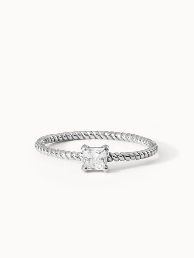 Precious Fine Ring von PURELEI aus nickelfreiem, silbernem Edelstahl mit gedrehtem Band und quadratischem Zirkonia.