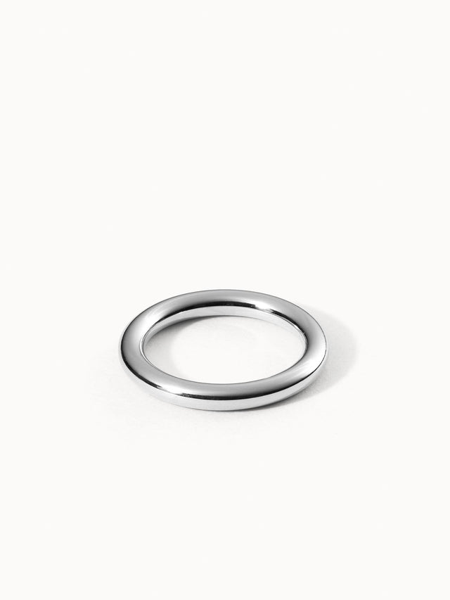 Glossy Ring von PURELEI in glänzendem Silber, minimalistisch elegant auf hellem Hintergrund inszeniert.