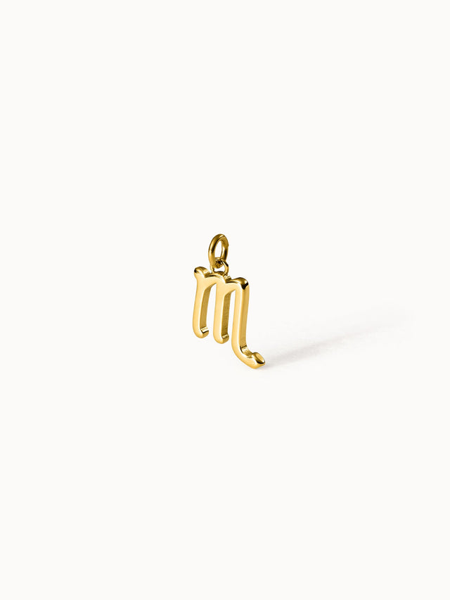 Skorpion Zodiac Charm aus 18K vergoldetem Edelstahl, elegant auf weißem Hintergrund, PURELEI Premium-Schmuck.