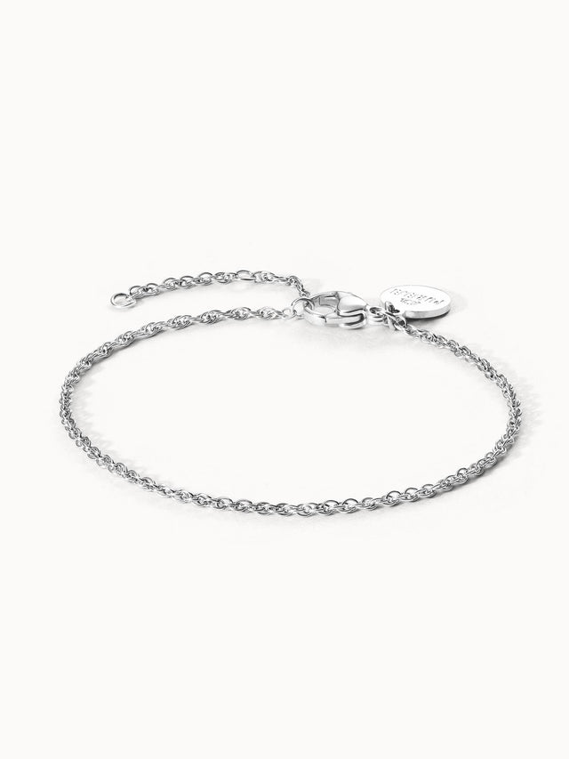 Feines silbernes Brave Armband aus Edelstahl, filigran und elegant, pure Ästhetik von PURELEI.