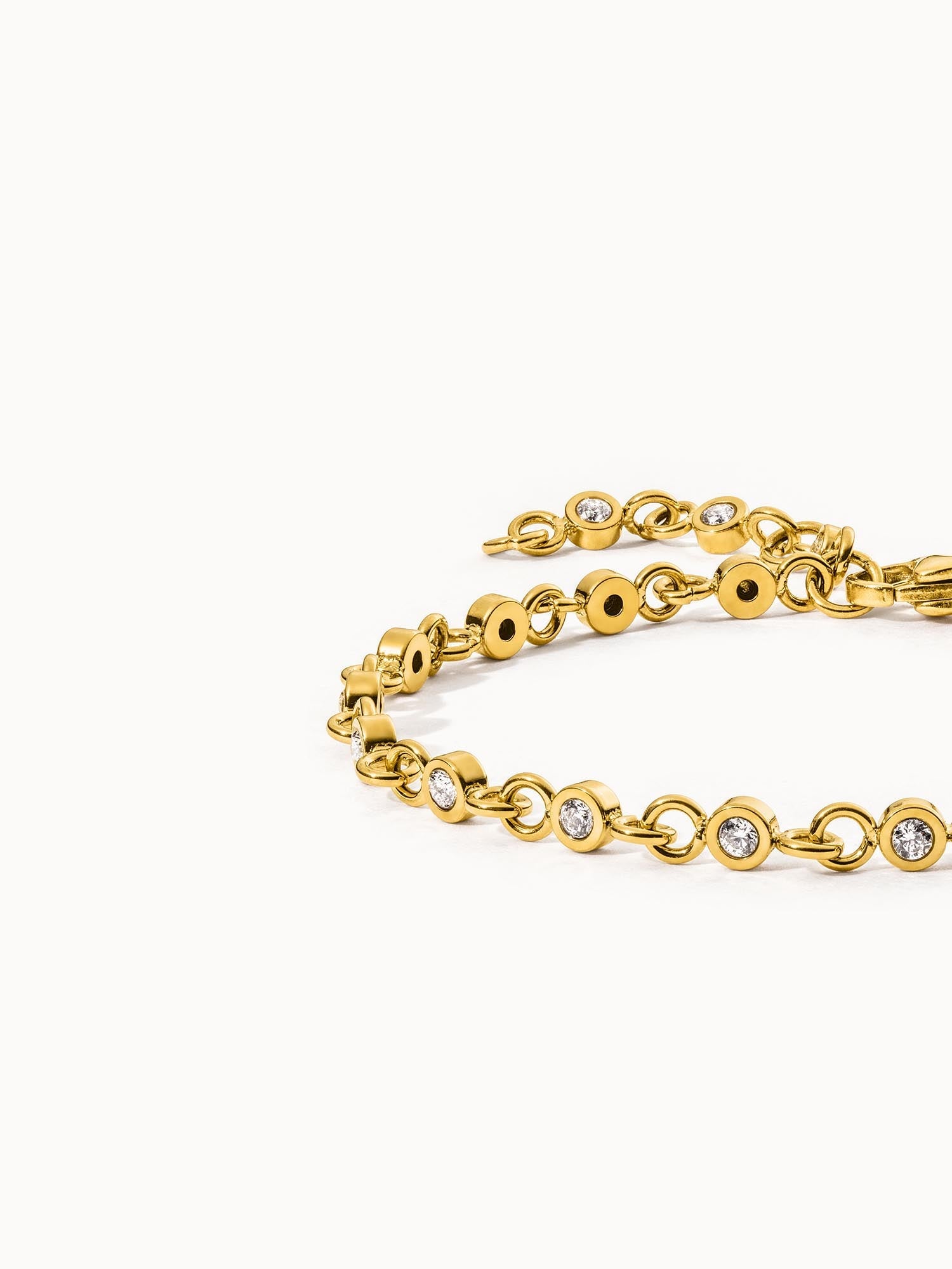 Goldenes Armband mit funkelnden Zirkonia, elegant und feminin, von PURELEI.