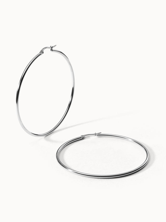 Nickelfreie silberne Creolen von PURELEI, elegant und zeitlos, auf weißem Hintergrund.