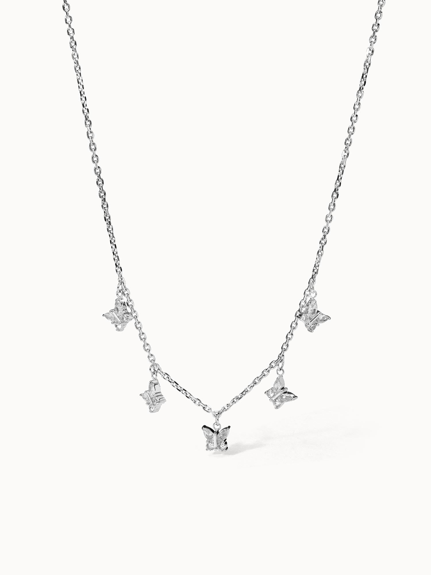 Silberne Kette mit Schmetterlings-Anhängern, PURELEI, elegant und verspielt.