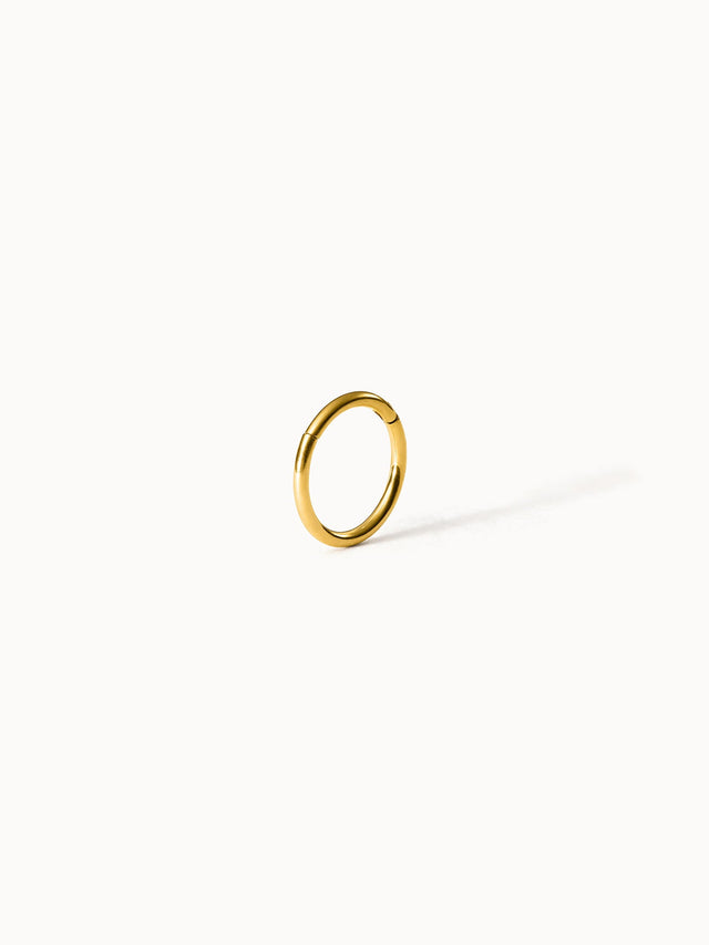 Basic Piercing von PURELEI als feiner, goldener Ring aus 18K Edelstahl, clean und zeitlos elegant.