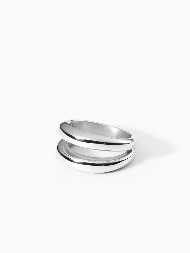 Silberner Ring mit geschwungenem Design von PURELEI, elegant und modern.