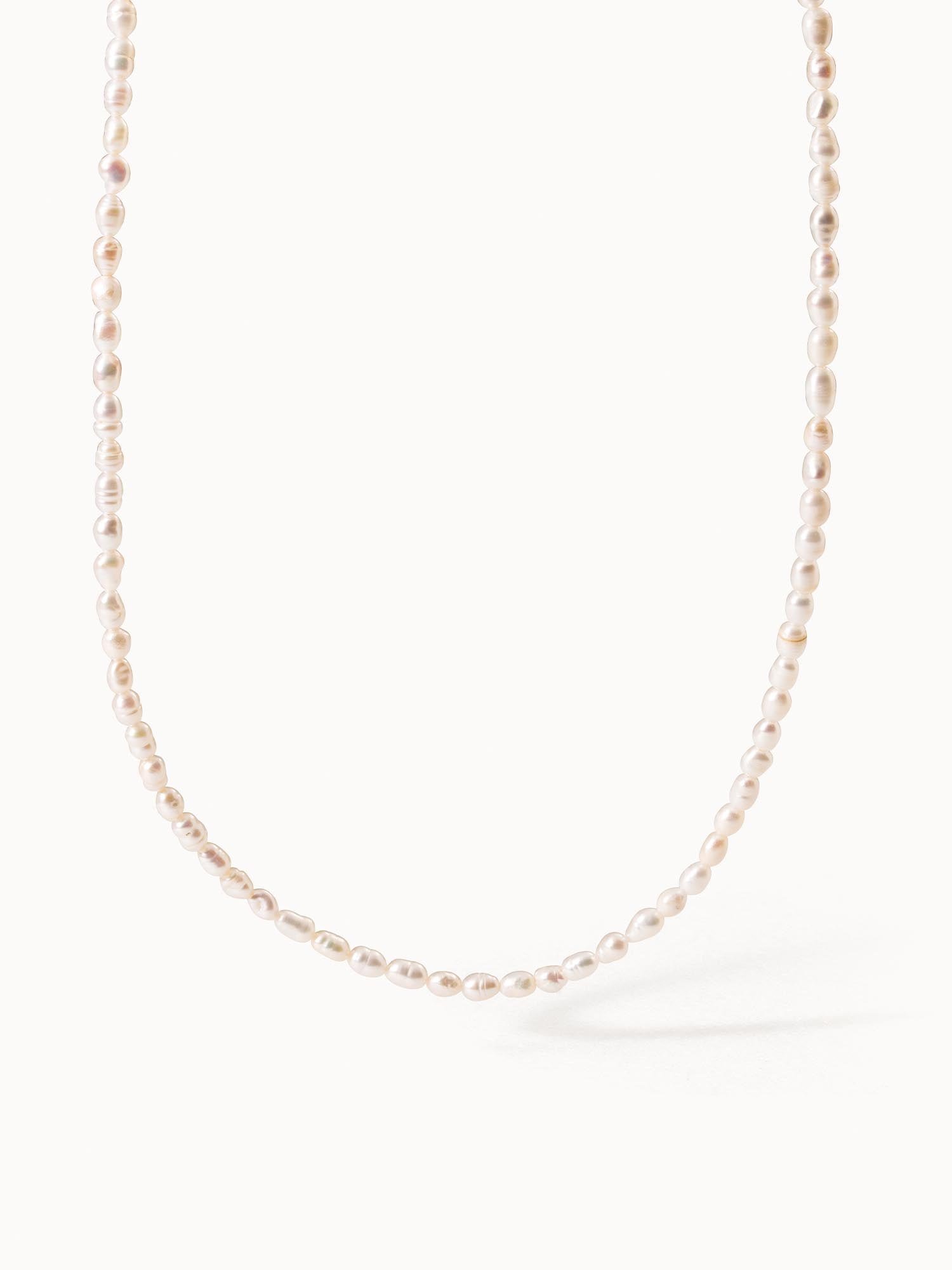 Zarte Perlenkette in sanften Rosé- und Cremetönen von PURELEI, elegant und feminin.