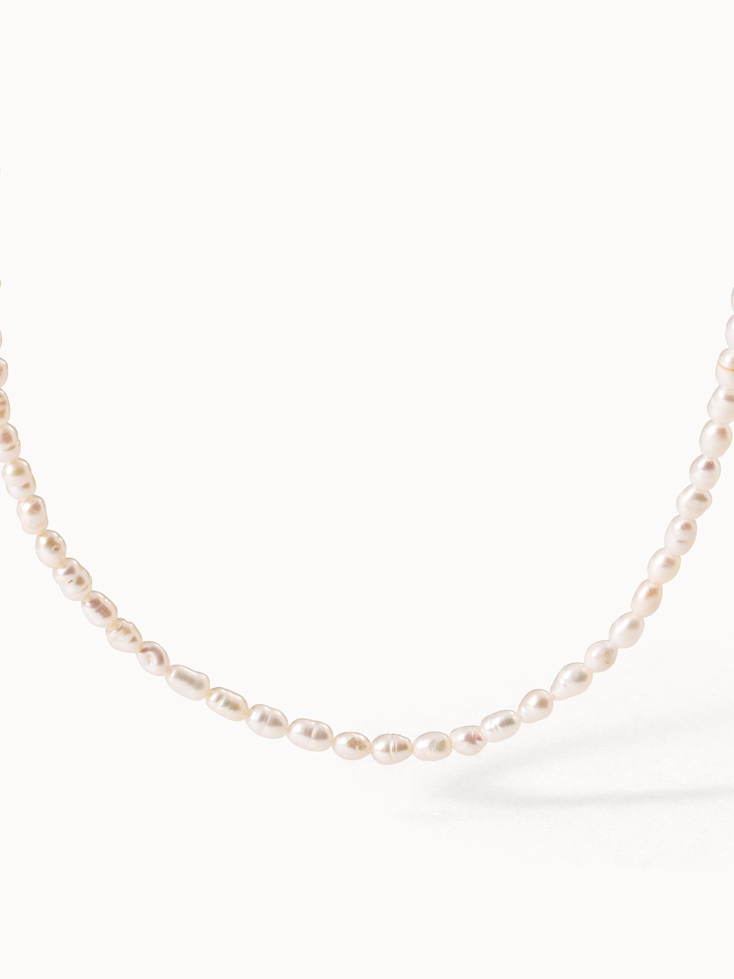 Zarte Perlenkette in sanften Rosétönen von PURELEI, elegant und feminin.