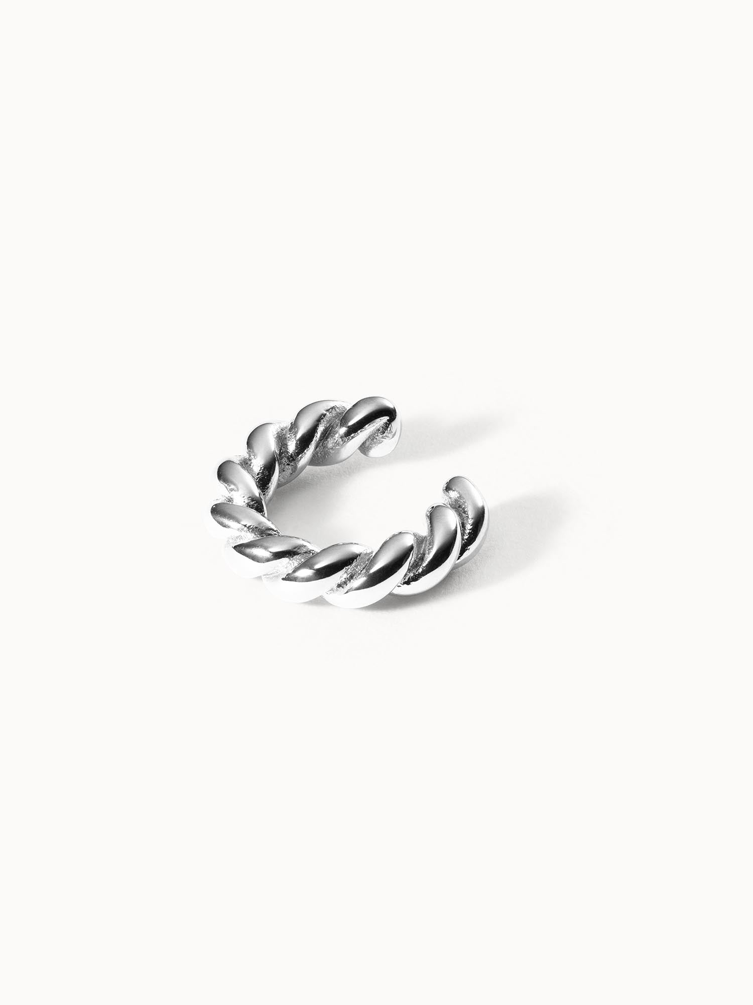 Silberner Ring mit gedrehter Struktur, elegant und modern, von PURELEI.