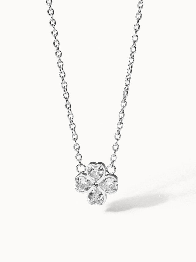 Silberne Kette mit herzförmigem, funkelndem Anhänger von PURELEI, elegant und feminin.