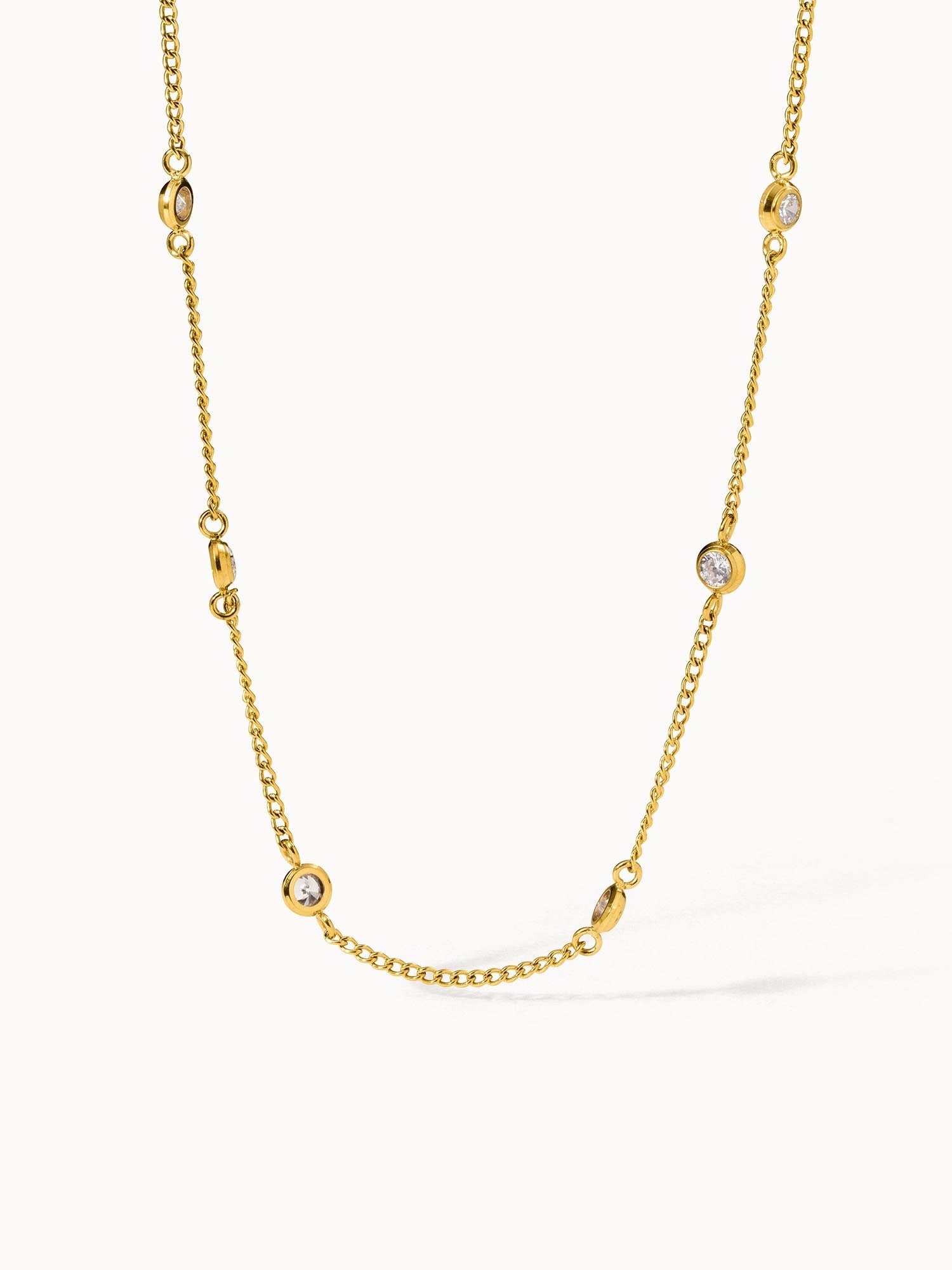 Goldene Kette mit funkelnden Details, elegant und feminin, von PURELEI.