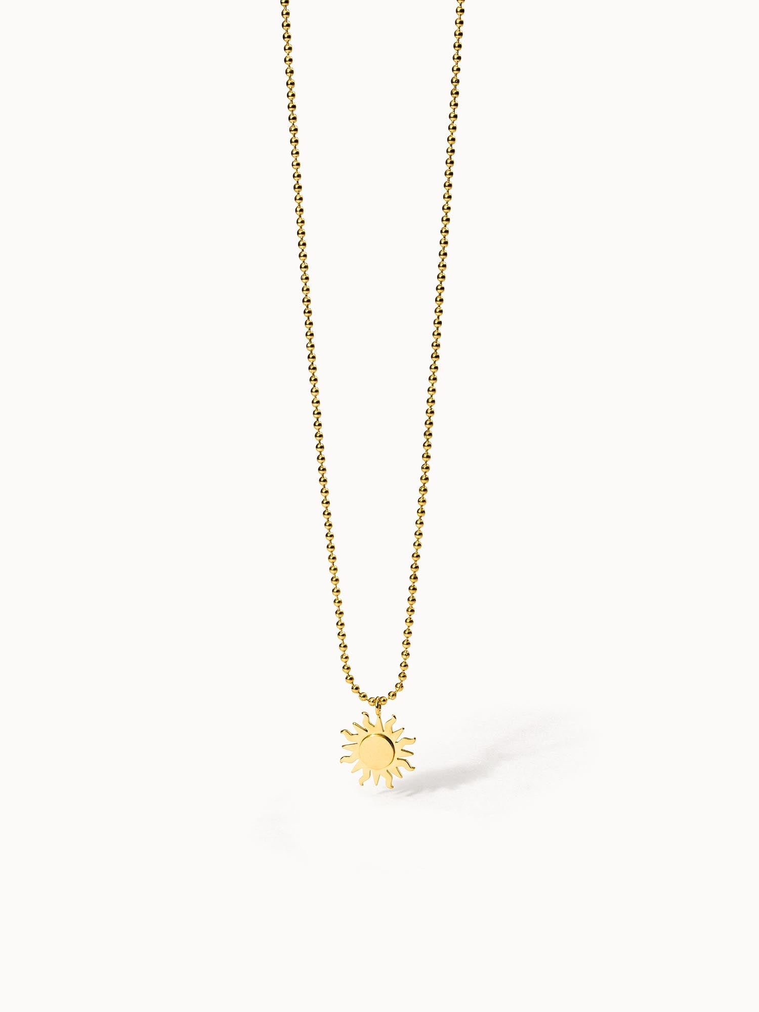 Goldene PURELEI Kette mit Sonnenanhänger, strahlt Wärme und Lebensfreude aus.