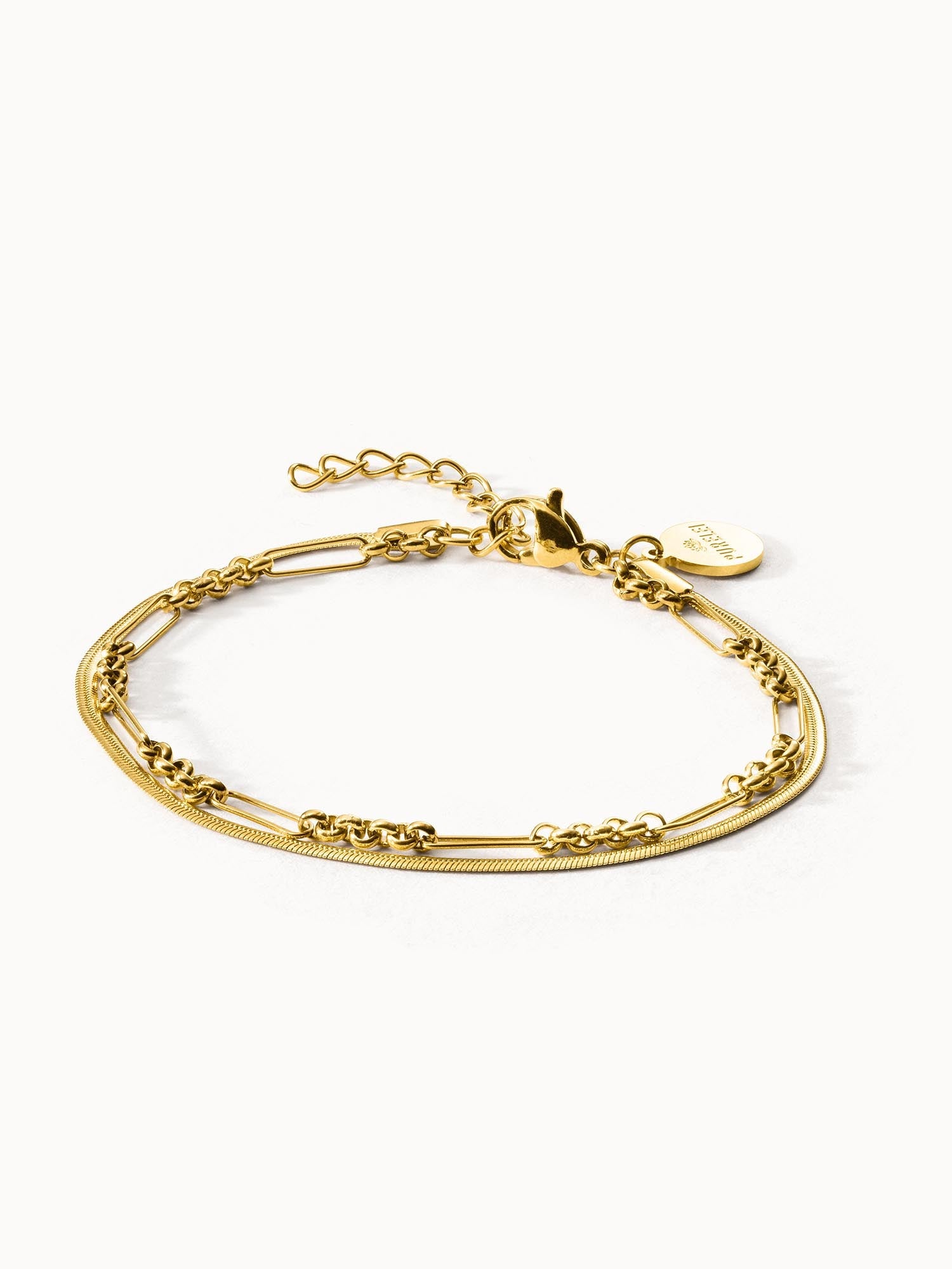 Goldenes Armband mit feinen Kettendesigns von PURELEI, elegant und feminin.