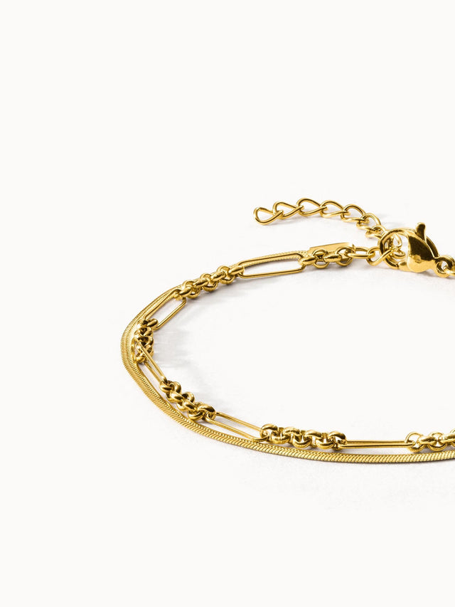 Goldenes Armband mit feinen Kettendesigns von PURELEI, elegant und modern.