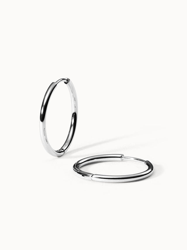 Nickelfreie silberne Creolen von PURELEI, elegant und modern, auf hellem Hintergrund.