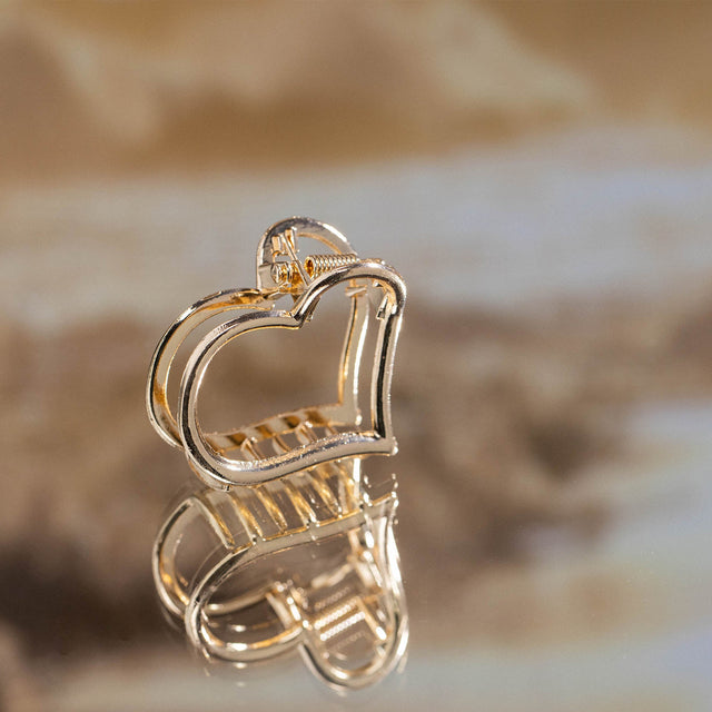 PURELEI Big Love Haarklammer aus goldener Zinklegierung in Herzform, elegant und femininer Island-Spirit.