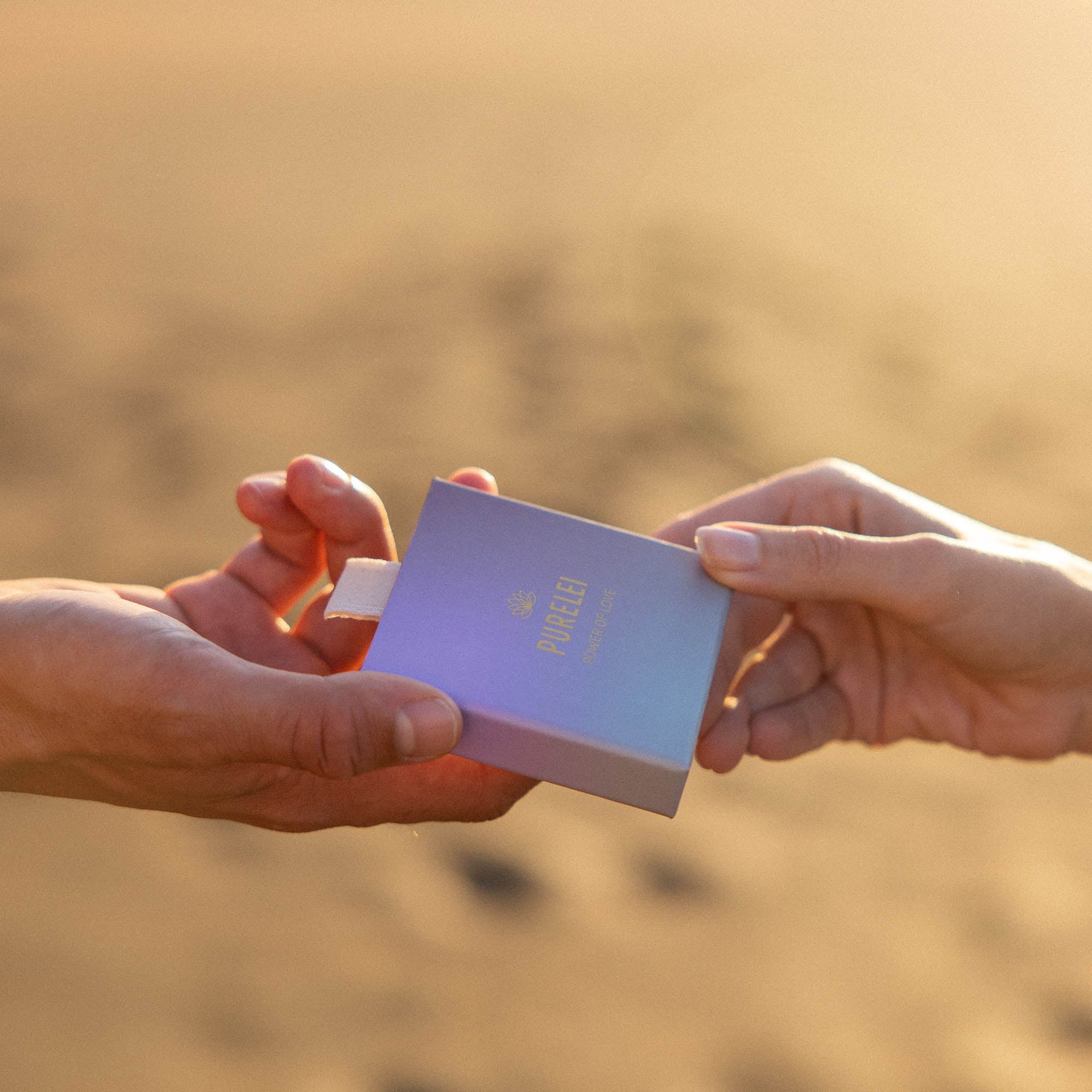 PURELEI Endless Love Armband in 18K Roségold mit herzförmigen Gliedern und Zirkonia, elegant am Arm getragen.