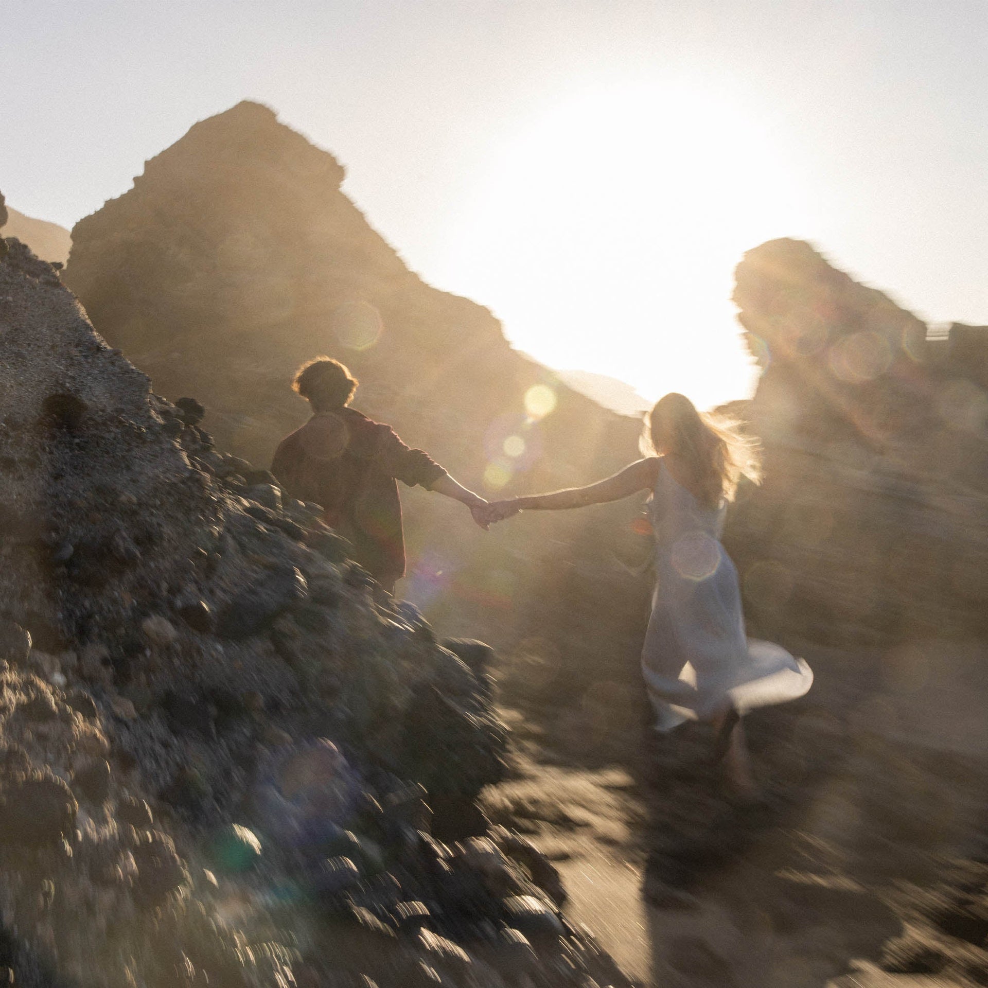 PURELEI Share Love Anxiety Kette aus vergoldetem Edelstahl mit Herzanhängern, symbolisiert Verbundenheit in warmem Licht.