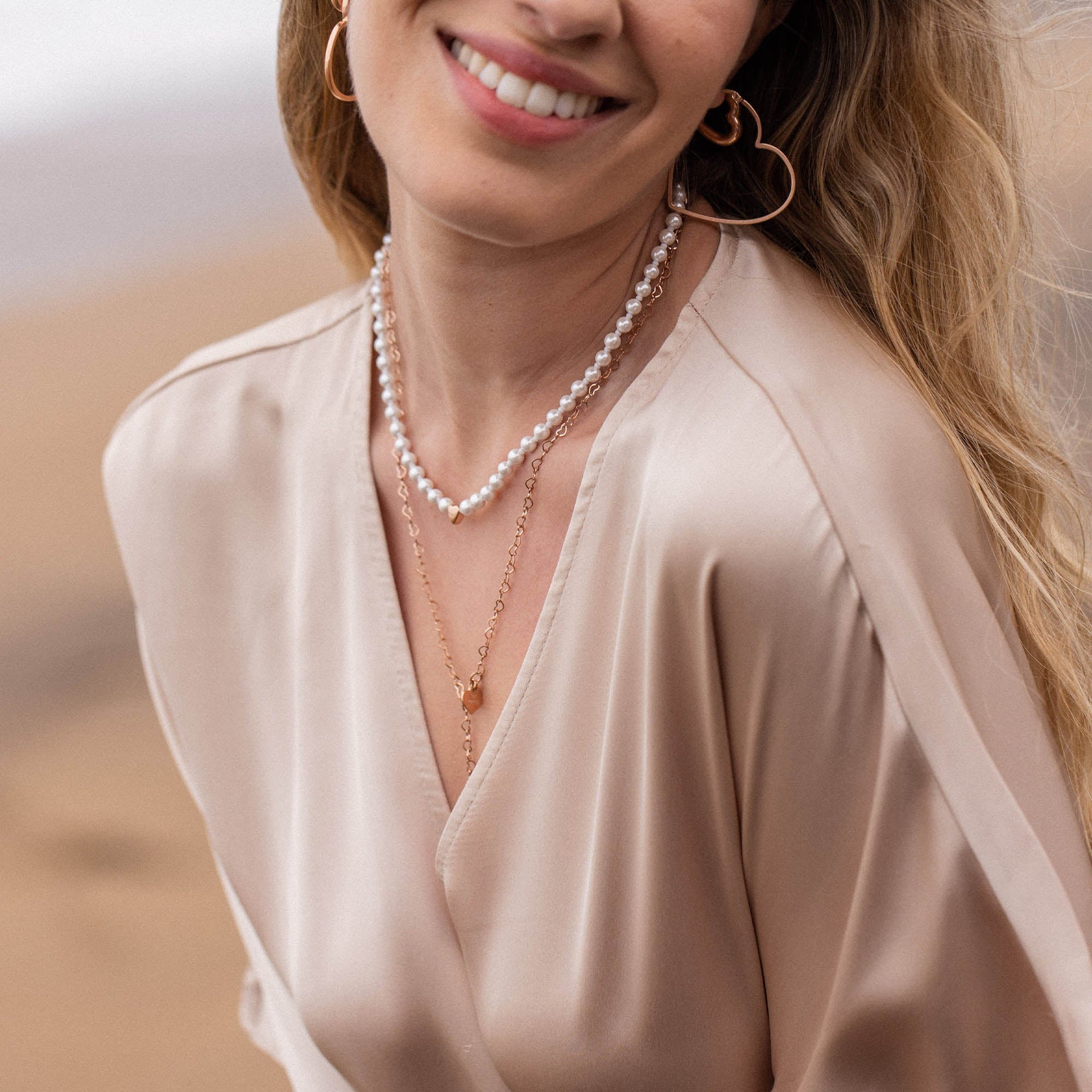 Perlenkette von PURELEI, elegant und feminin, getragen mit sanften Tönen.