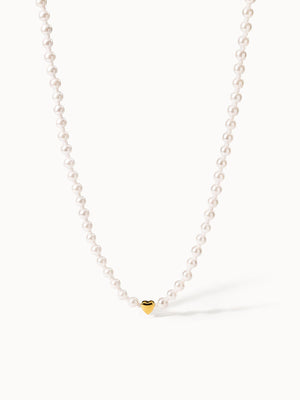 Perlenkette mit goldenem Herzanhänger von PURELEI, elegant und feminin.