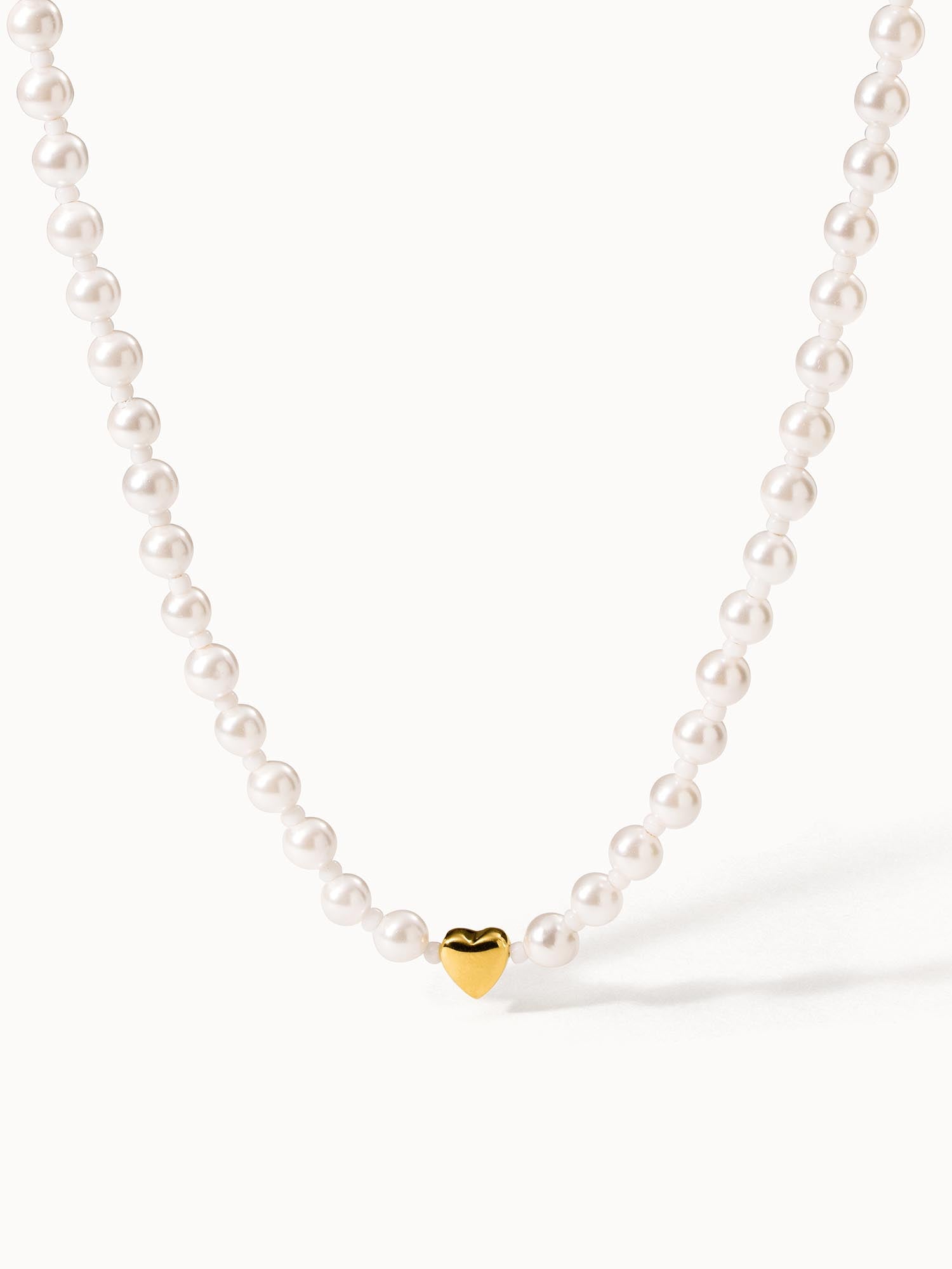 Perlenkette mit goldenem Herzanhänger von PURELEI, elegant und feminin.